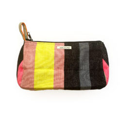 handcrafted cosmeticbag from guatemala made by a womencollective