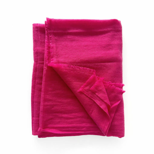 handgefertigter leichter Kaschmirschal in hot pink